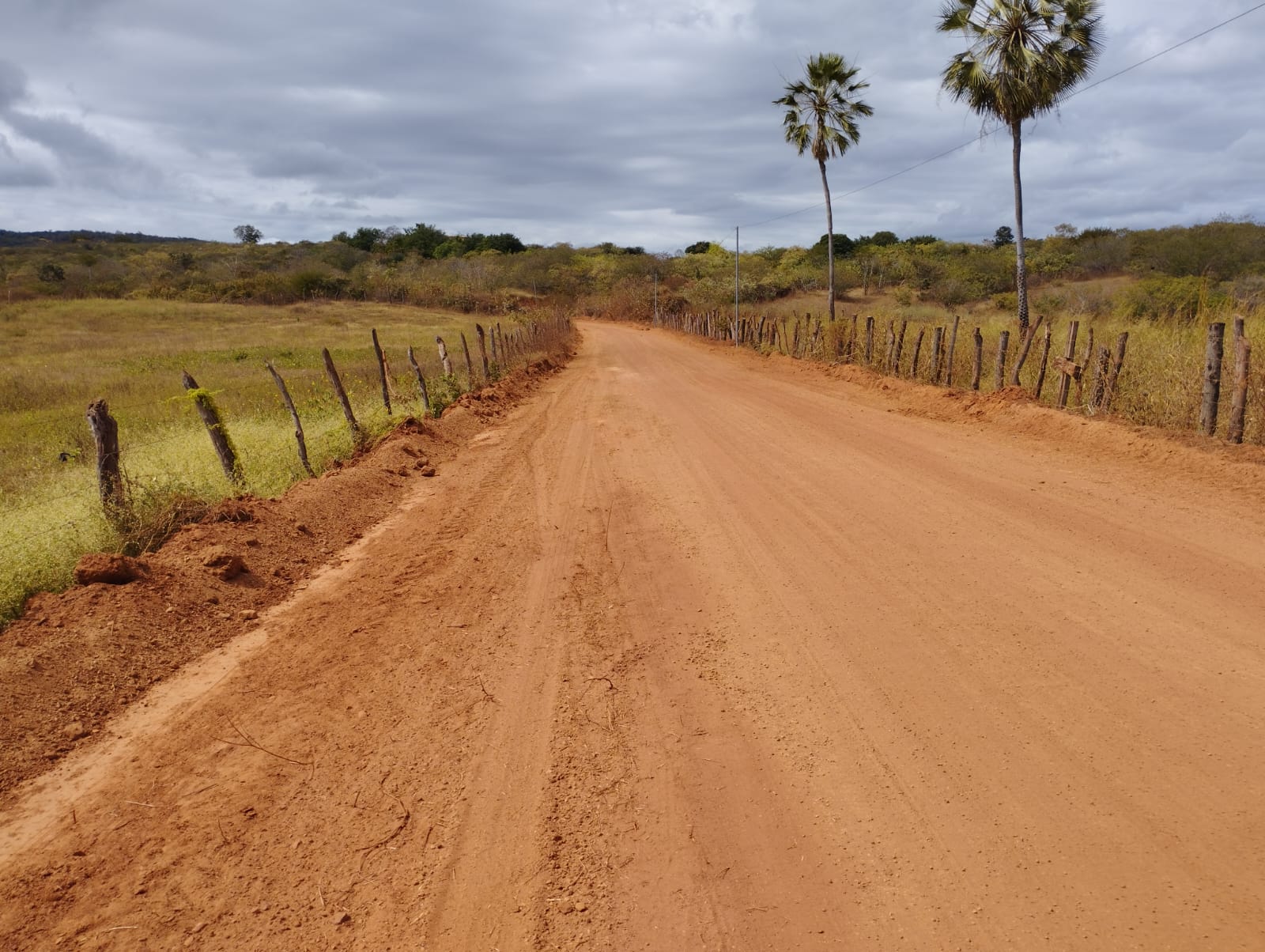 Prefeitura de Picos realiza serviço de terraplenagem e roço na região do Junco dos Monteiros