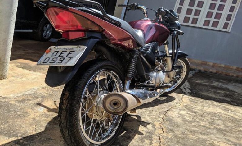Proprietário da motocicleta furtada, Expedito, faz apelo à população em busca de informações sobre o paradeiro do veículo.