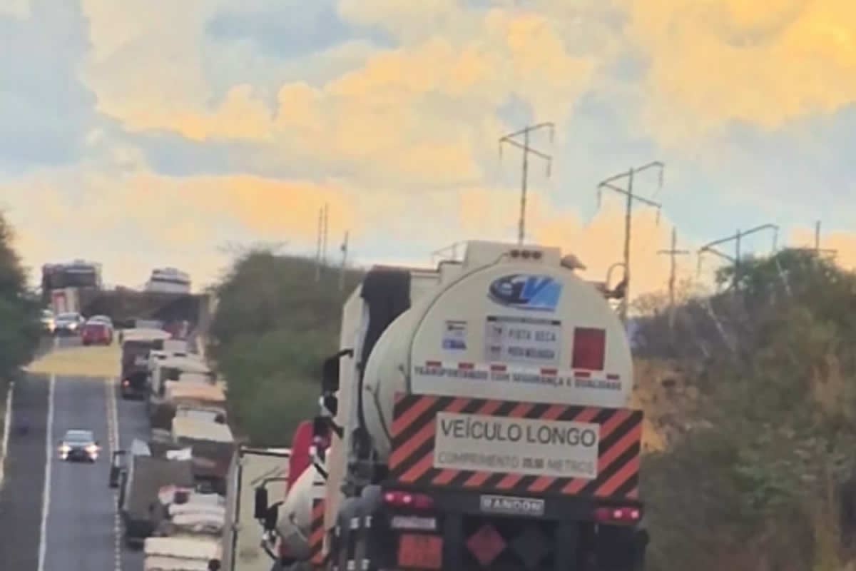 Acidente com carreta de grãos causa engarrafamento na BR 316 próximo a Picos