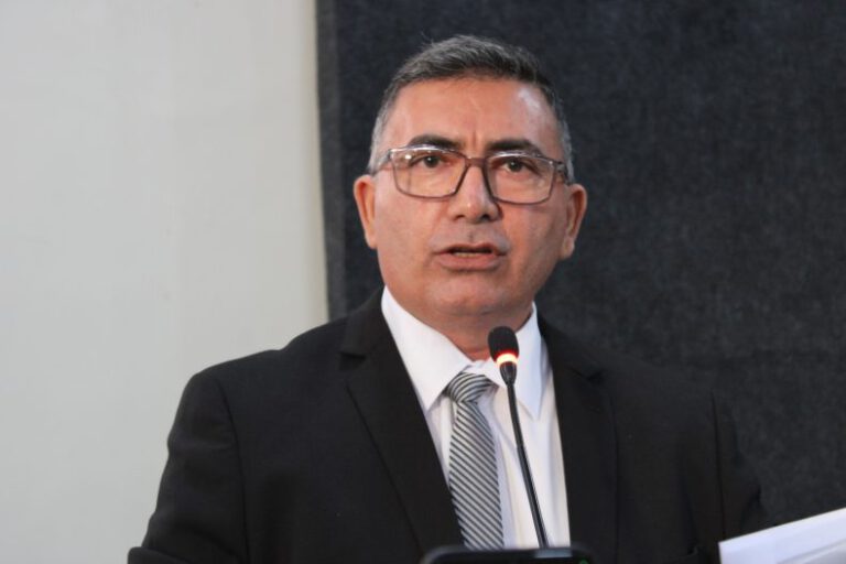 Em Picos, vereador Marcos Buriti pede reforma em praça e quadra de esportes do bairro Parque de Exposição