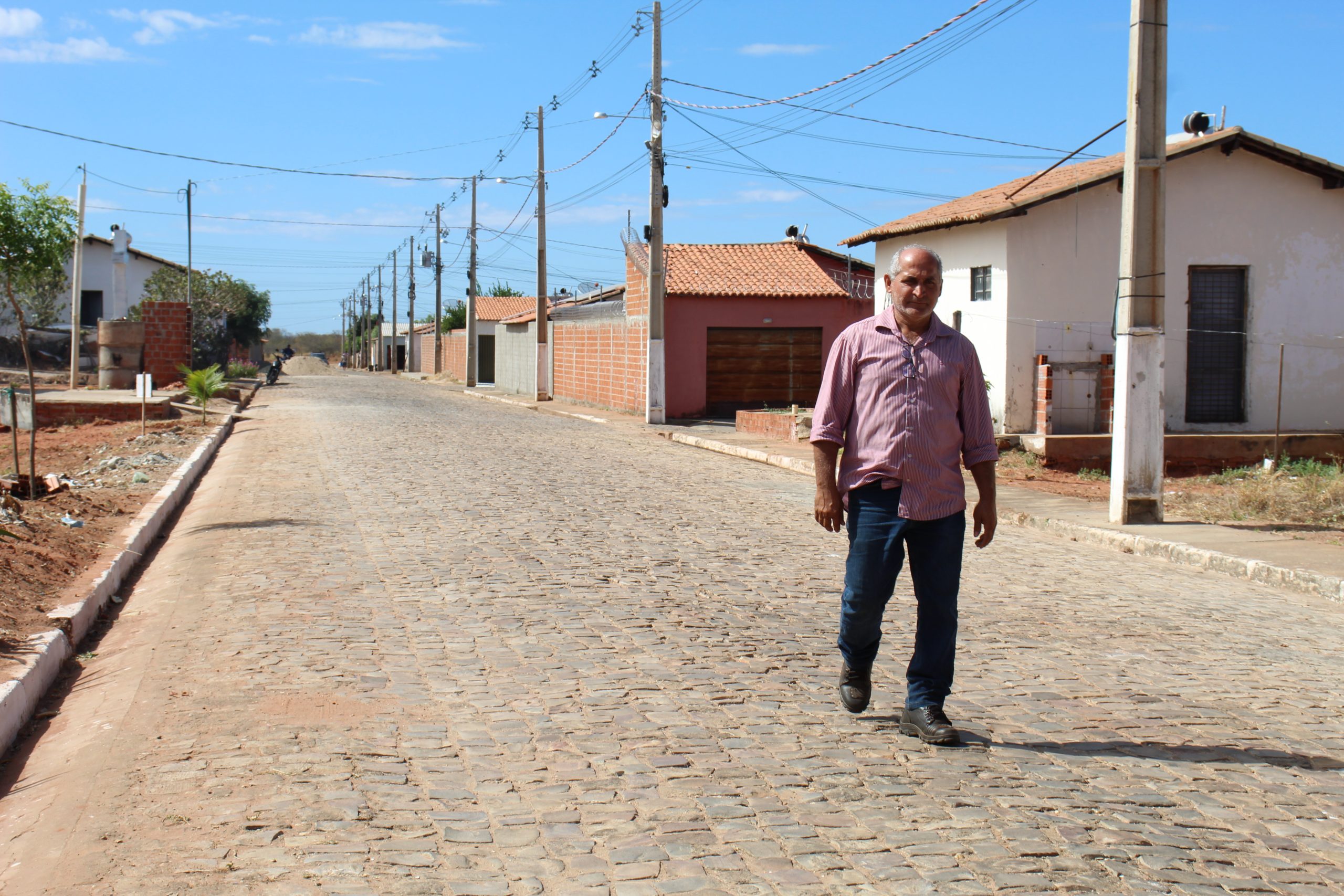Prefeitura de Picos realiza obras de revitalização das vias em diferentes bairros da cidade