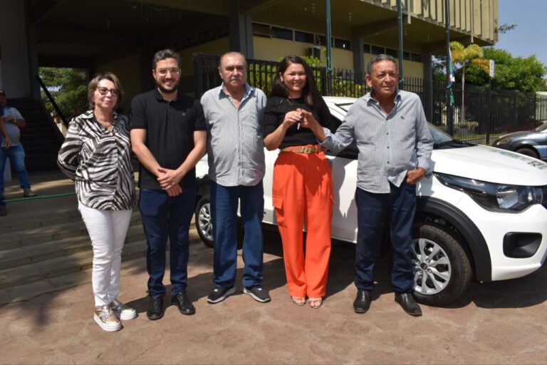 Prefeitura de Picos realiza a entrega de um novo veículo para o Gabinete Municipal