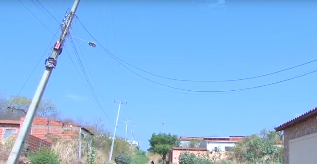 Moradores do Belo Norte pedem solução para poste que ameaça cair