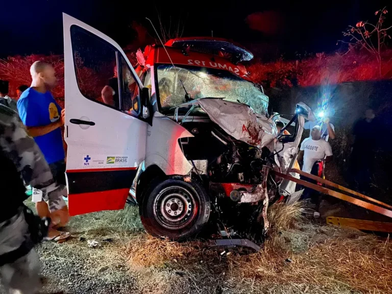 Grave acidente entre ambulância do SAMU e caminhonete deixa feridos em Simplício Mendes