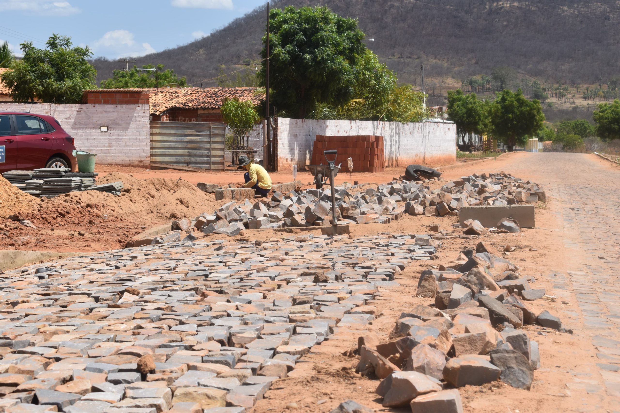 Secretaria de Obras de Picos retoma construção do calçamento que dá acesso ao povoado Tabatinga e regiões vizinhas