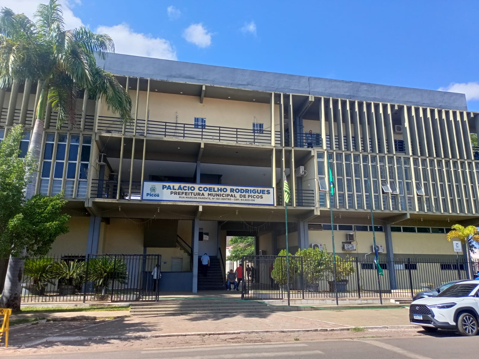 Prefeitura de Picos paga salário dos servidores antecipado, oito dias após pagamento do 13º