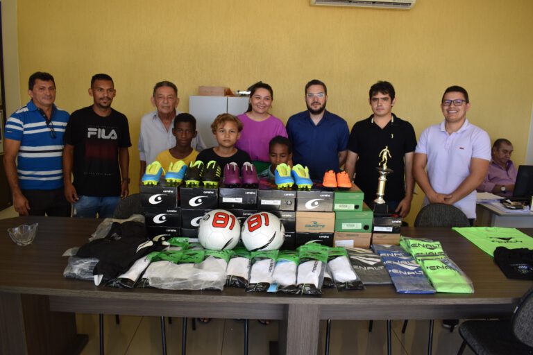 Picos: Prefeito Gil Paraibano faz entrega de uniformes para atletas da Escolinha de Futebol do bairro Morada do Sol