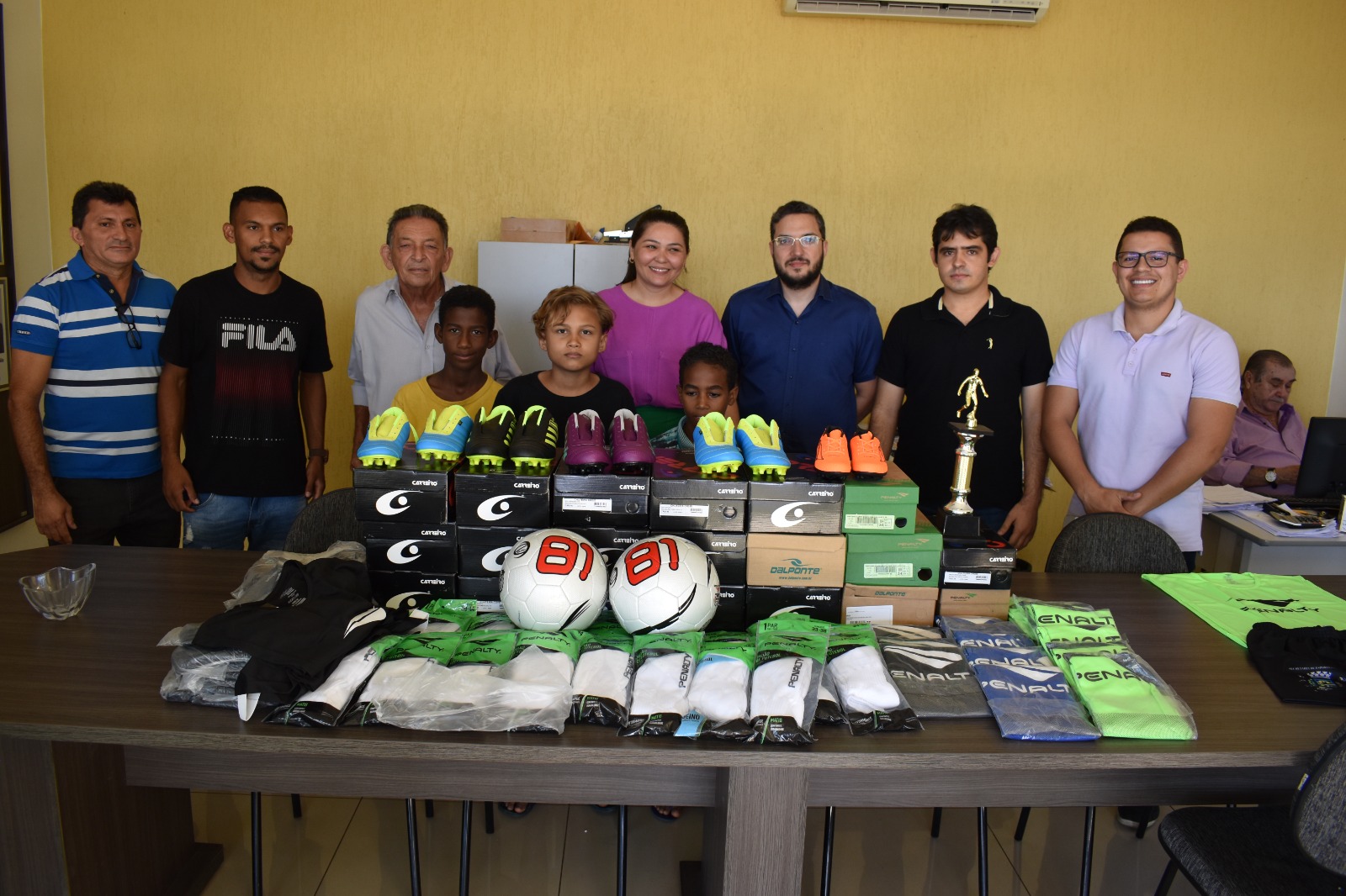 Picos: Prefeito Gil Paraibano faz entrega de uniformes para atletas da Escolinha de Futebol do bairro Morada do Sol