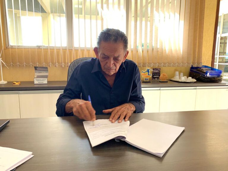 Prefeito Gil Paraibano assina decreto e garante pagamento do piso salarial de enfermagem