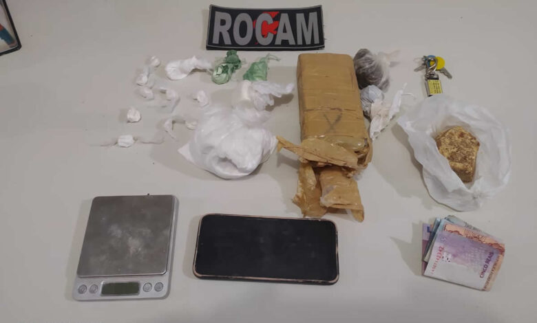 Substâncias ilícitas apreendidas pela equipe ROCAM na operação desencadeada na Rua São Raimundo - Foto: PM
