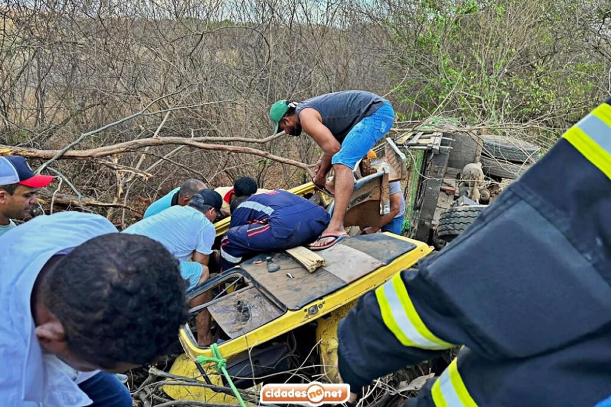 Caminhão tomba na BR 407 em Geminiano e deixa dois feridos