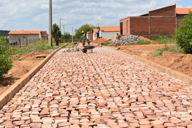Prefeitura de Picos avança com obra de calçamento no povoado Angical dos Domingos