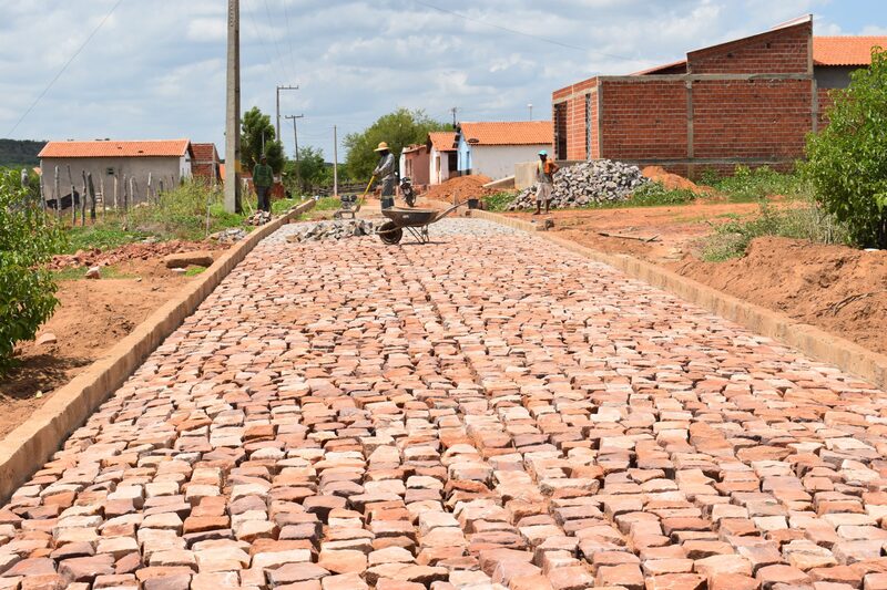 Prefeitura de Picos avança com obra de calçamento no povoado Angical dos Domingos