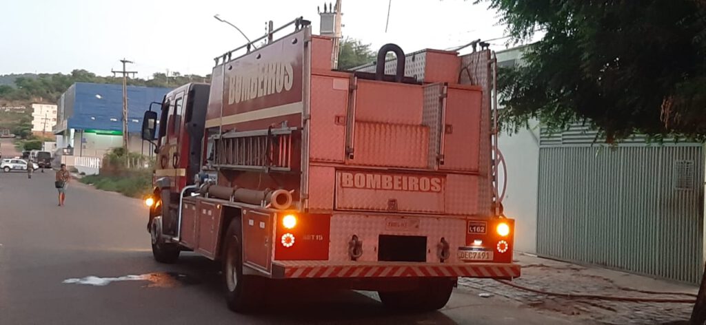 Equipe do corpo de bombeiros chegando ao HRJL - Foto: Antônio Rocha