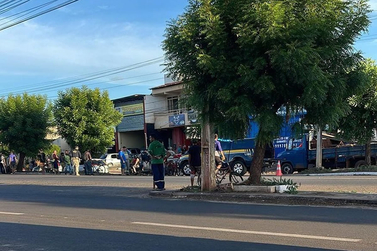Colisão entre carreta e carro de passeio em Picos deixa trânsito lento no bairro Catavento