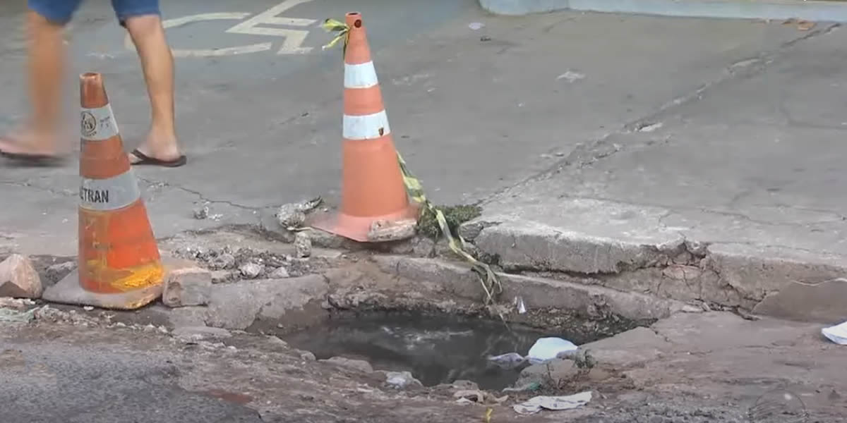 Comerciantes de Picos exigem solução urgente para buraco de esgoto na rua Francisco Prota