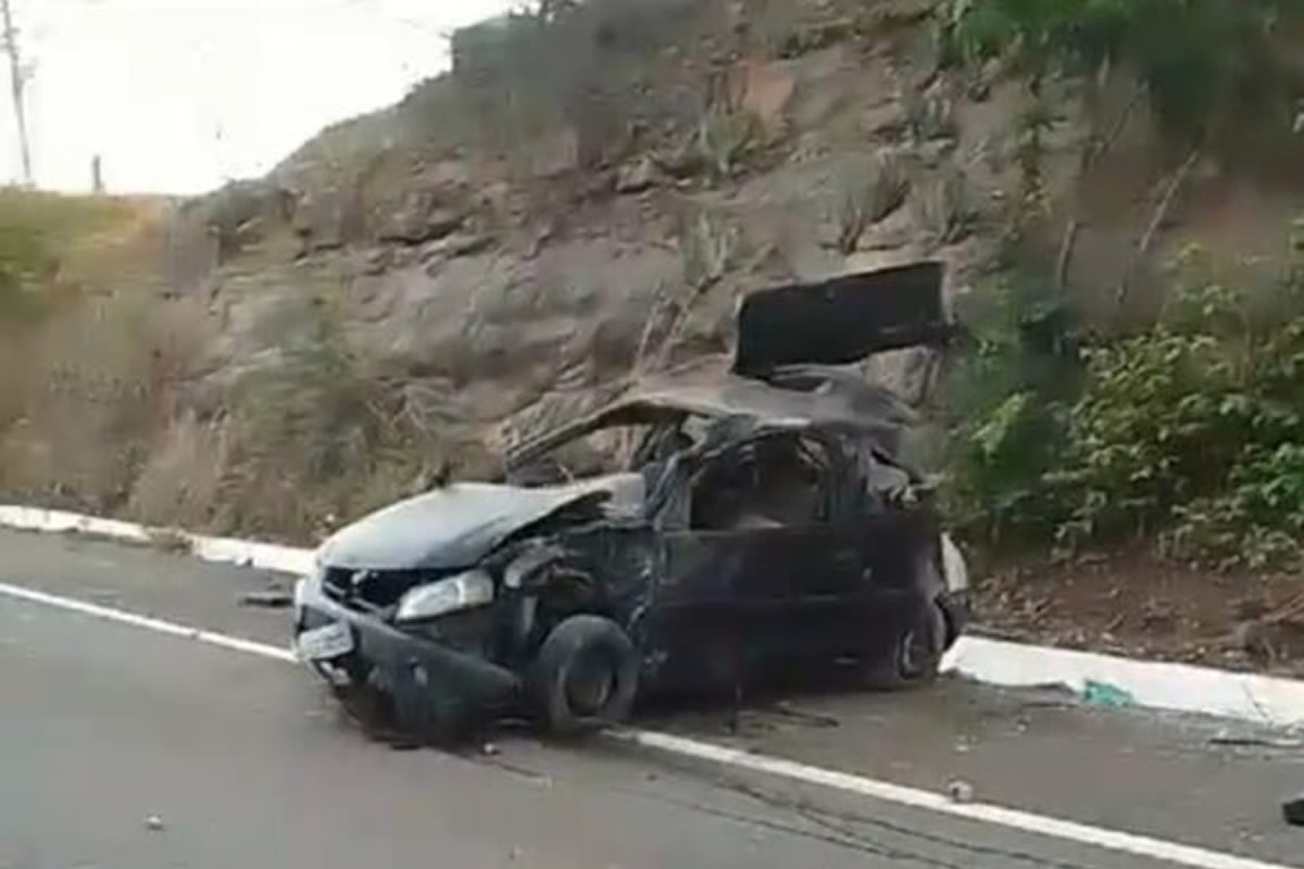 Jovem morre em grave acidente na BR-020; distração ao mexer no som do carro teria causado colisão