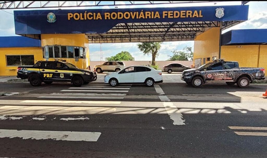 Veículo no posto da PRF em Valença do Piauí - Foto: PMPI