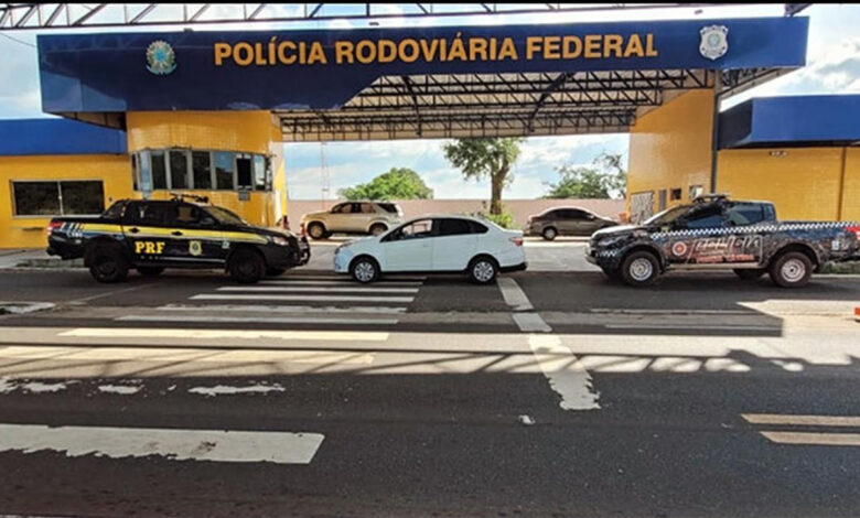 Veículo no posto da PRF em Valença do Piauí - Foto: PMPI