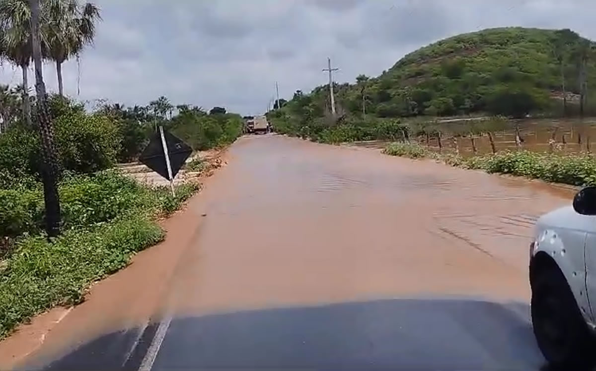 Temporal causa alagamento na PI-245 entre Itainópolis e Picos; veja vídeo!