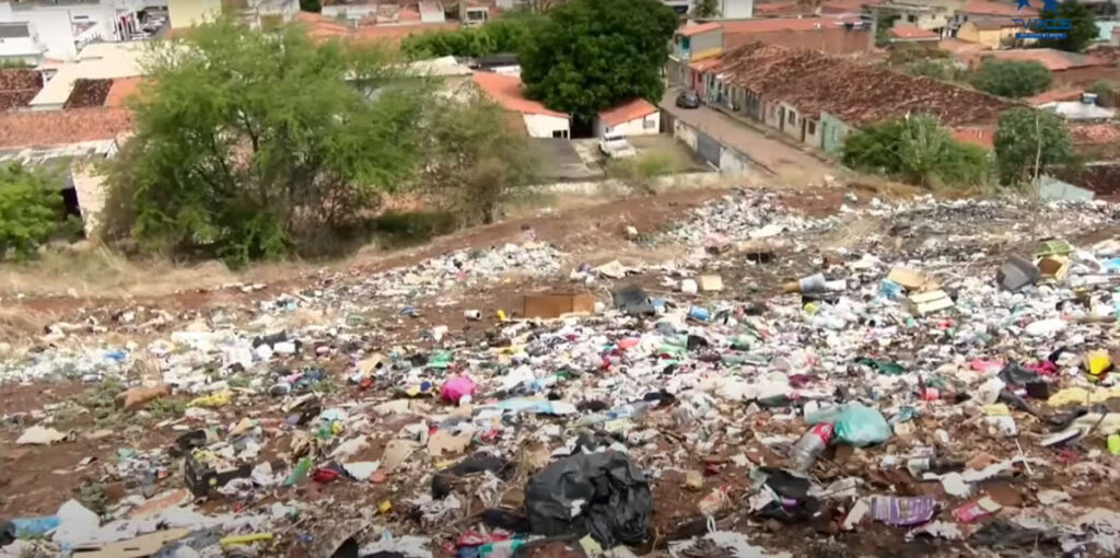 Escadaria tomada pela sujeira - Foto: TVPicos