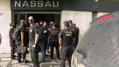 Imagem de arquivo mostra policiais federais na sede do Cimento Nassau, uma das empresas do Grupo João Santos — Foto: Reprodução/TV Globo