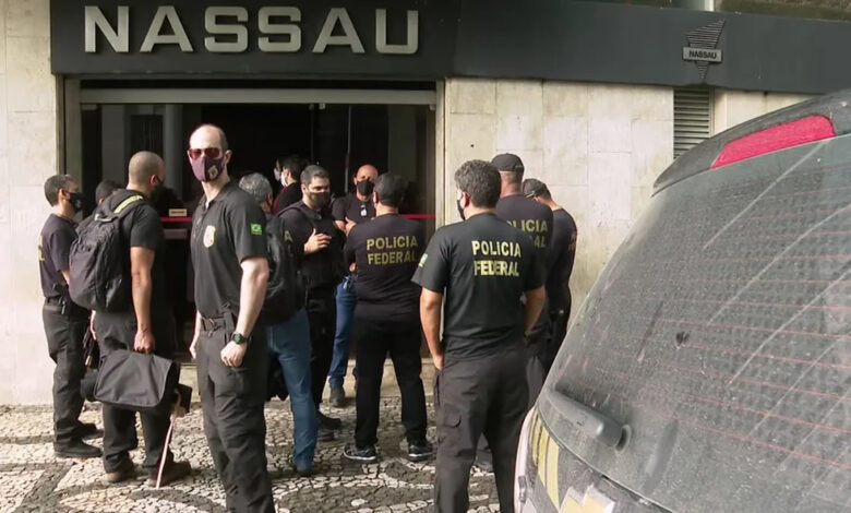 Imagem de arquivo mostra policiais federais na sede do Cimento Nassau, uma das empresas do Grupo João Santos — Foto: Reprodução/TV Globo