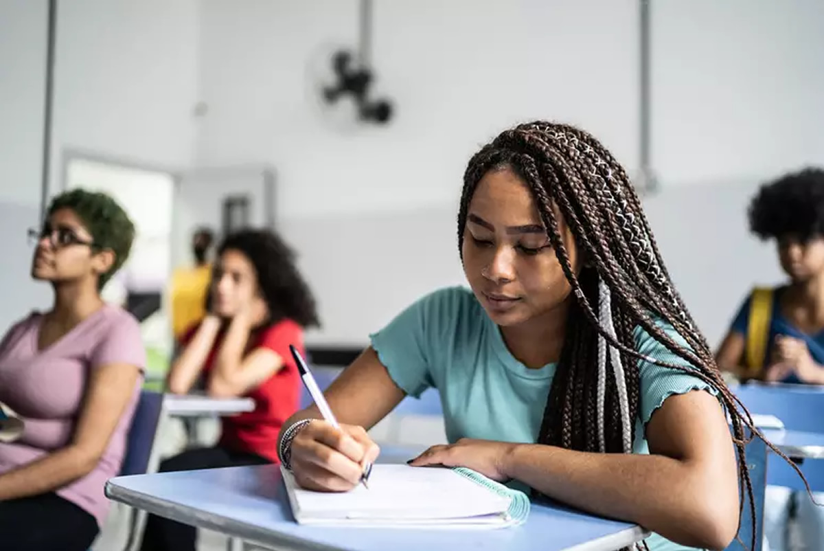 Governo Federal lança programa Pé-de-Meia: incentivo financeiro para alunos de baixa renda do ensino médio público