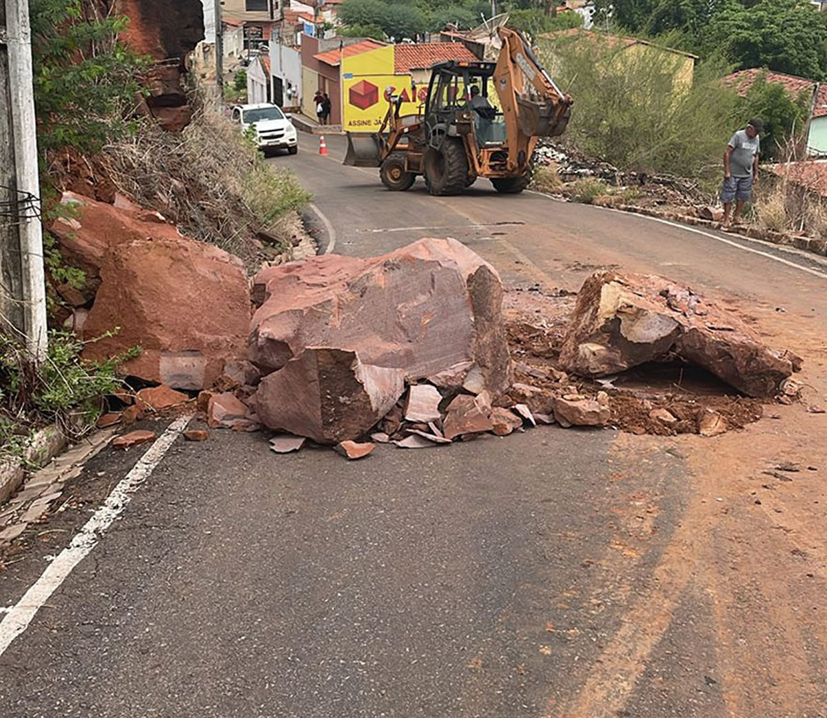 Pedra se rompe e desliza sobre ladeira em Picos, comprometendo trânsito nos bairros