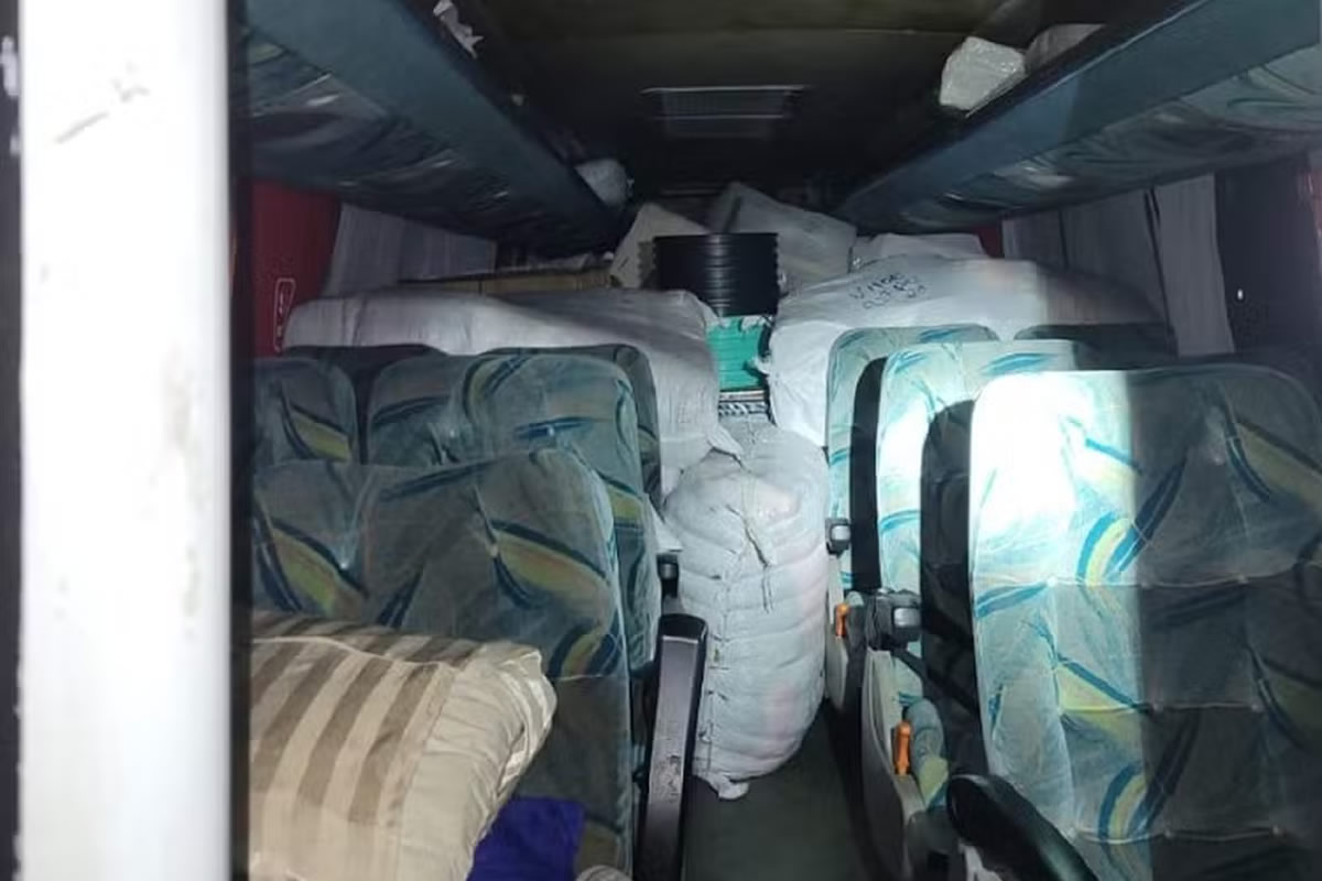PRF flagra 10 Mil peças de roupas sem nota fiscal em ônibus vindo de Pernambuco na BR-316