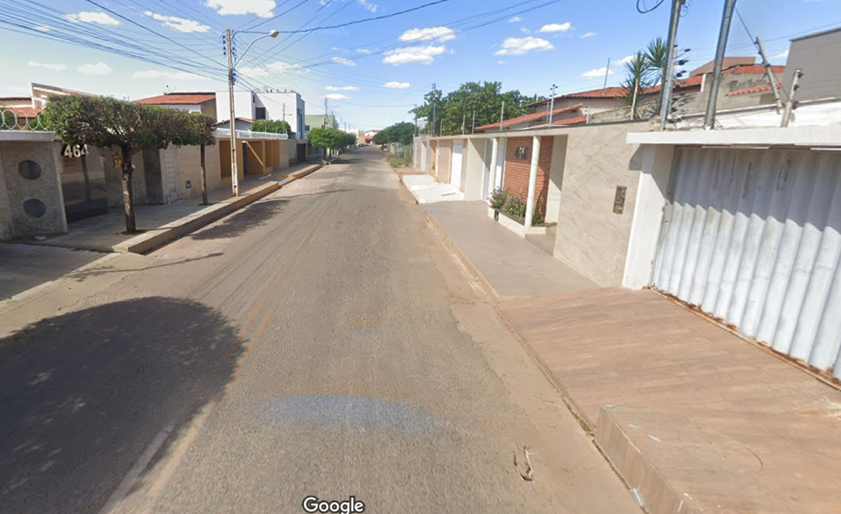 Caminhão cai em obra de esgoto da Agespisa no bairro Canto da Várzea