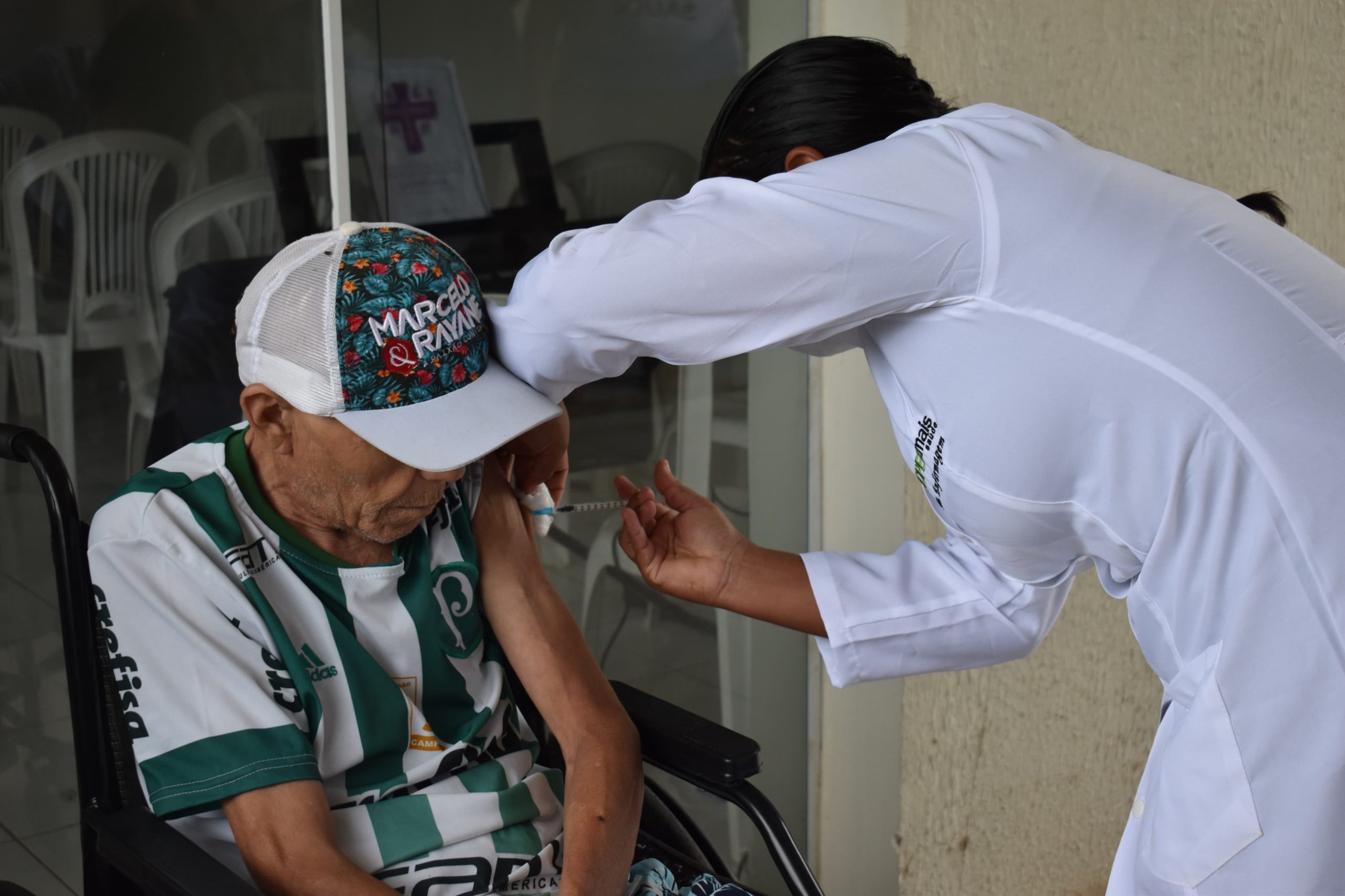 Prefeitura de Picos aplica vacina de reforço Bivalente nos idosos do Abrigo Joaquim Monteiro de Carvalho
