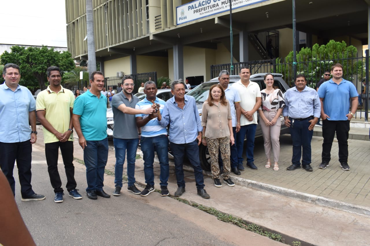 Prefeito Gil Paraibano faz entrega de dois carros novos para a Secretaria de Saúde