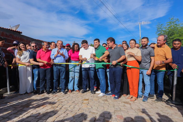 Governador Rafael Fonteles inaugura calçamento e autoriza novas obras em Massapê do Piauí