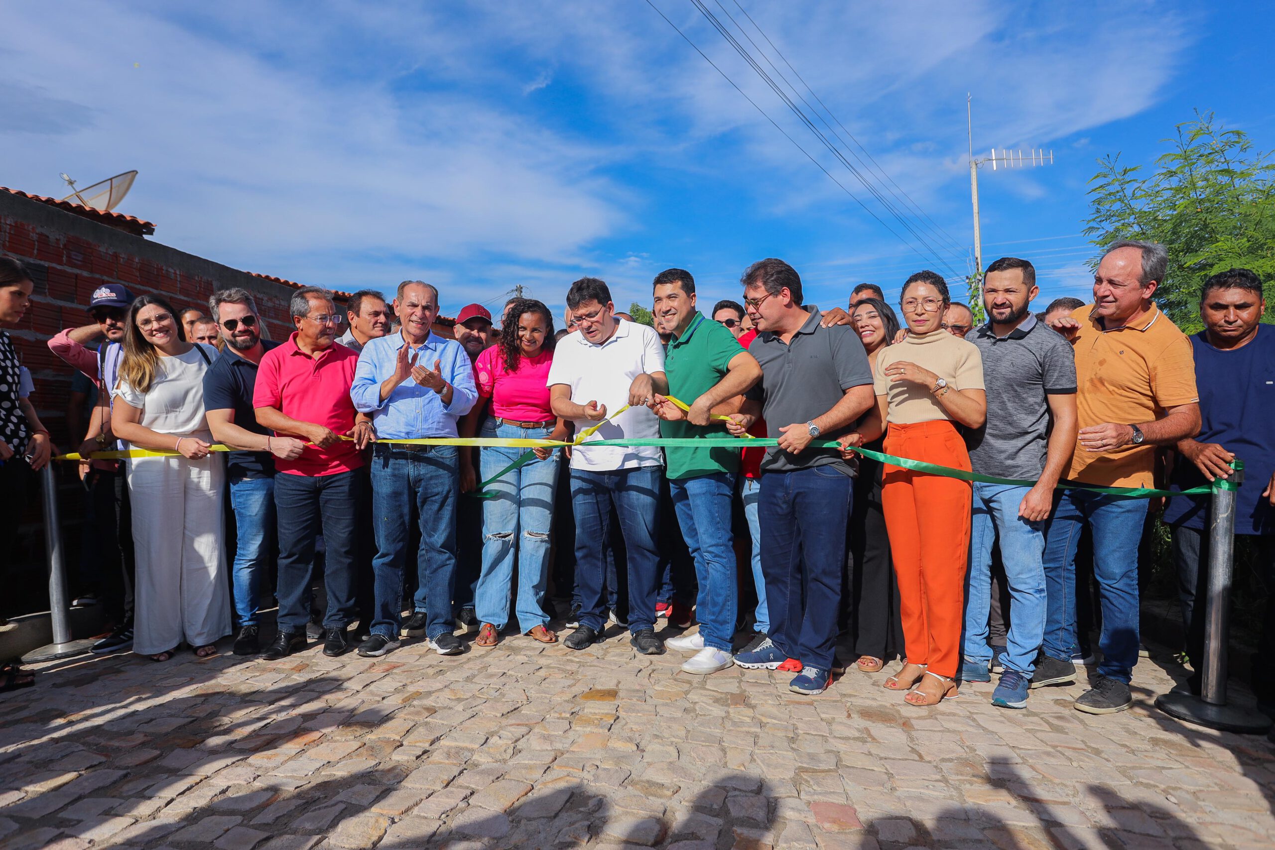 Governador Rafael Fonteles inaugura calçamento e autoriza novas obras em Massapê do Piauí