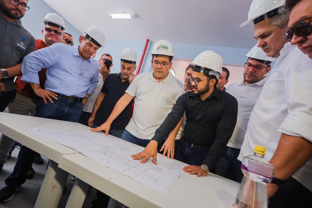 Rafael Fonteles visita obras de reforma da UPA de Picos