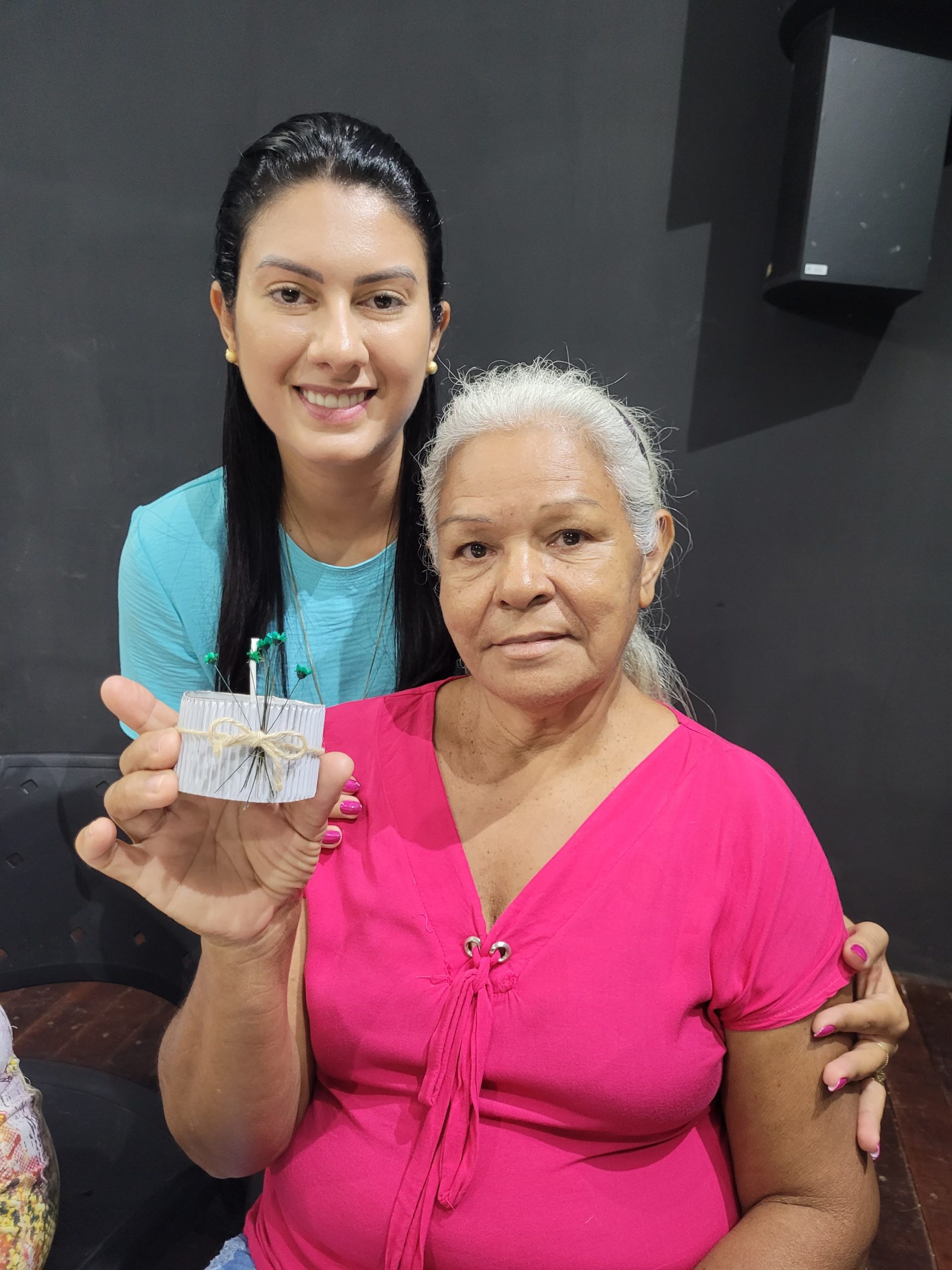 SEMTAS de Picos promove oficinas de velas artesanais para mulheres do SCFV do município