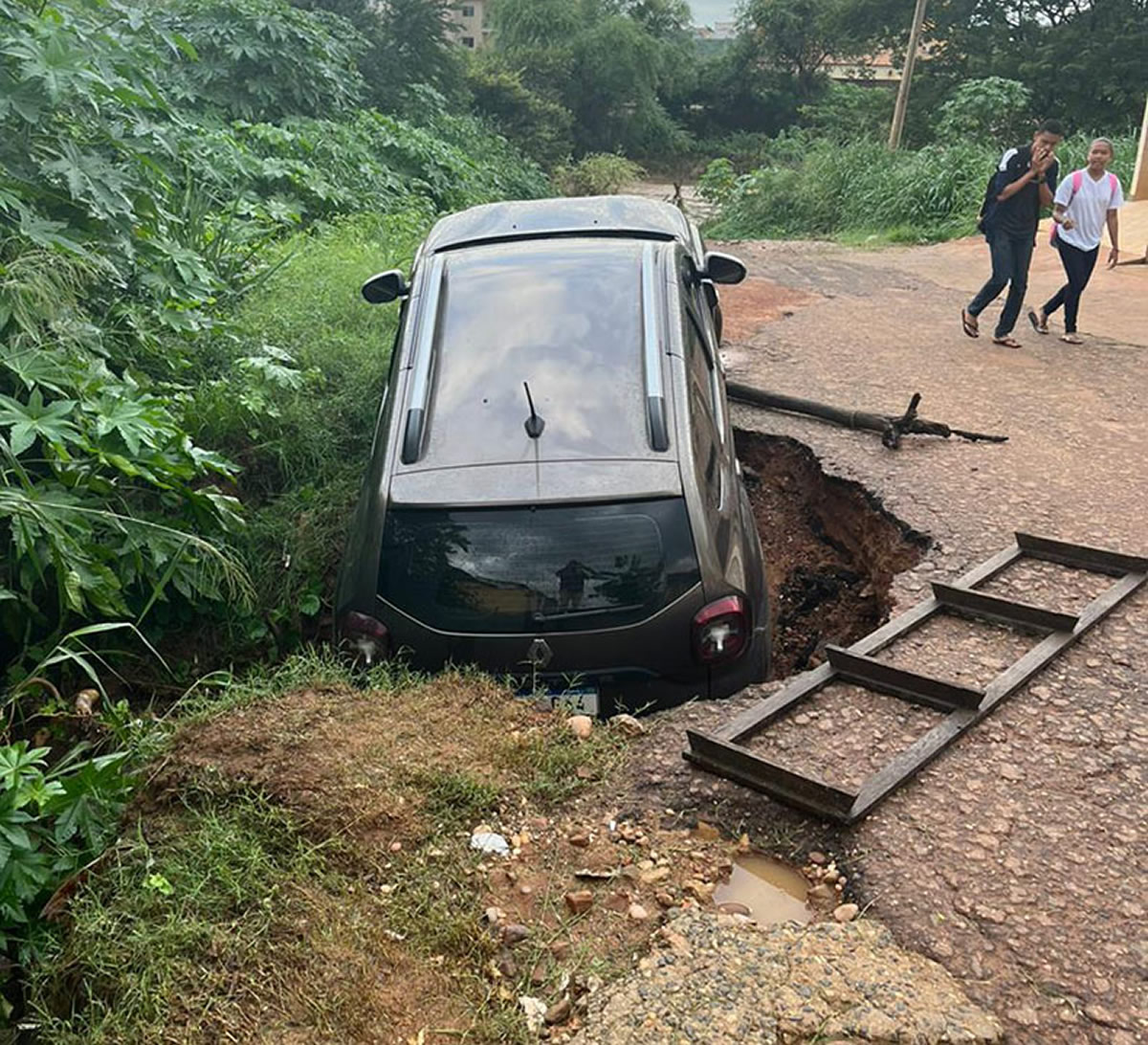 Carro é “engolido” por cratera em Picos após fortes chuvas