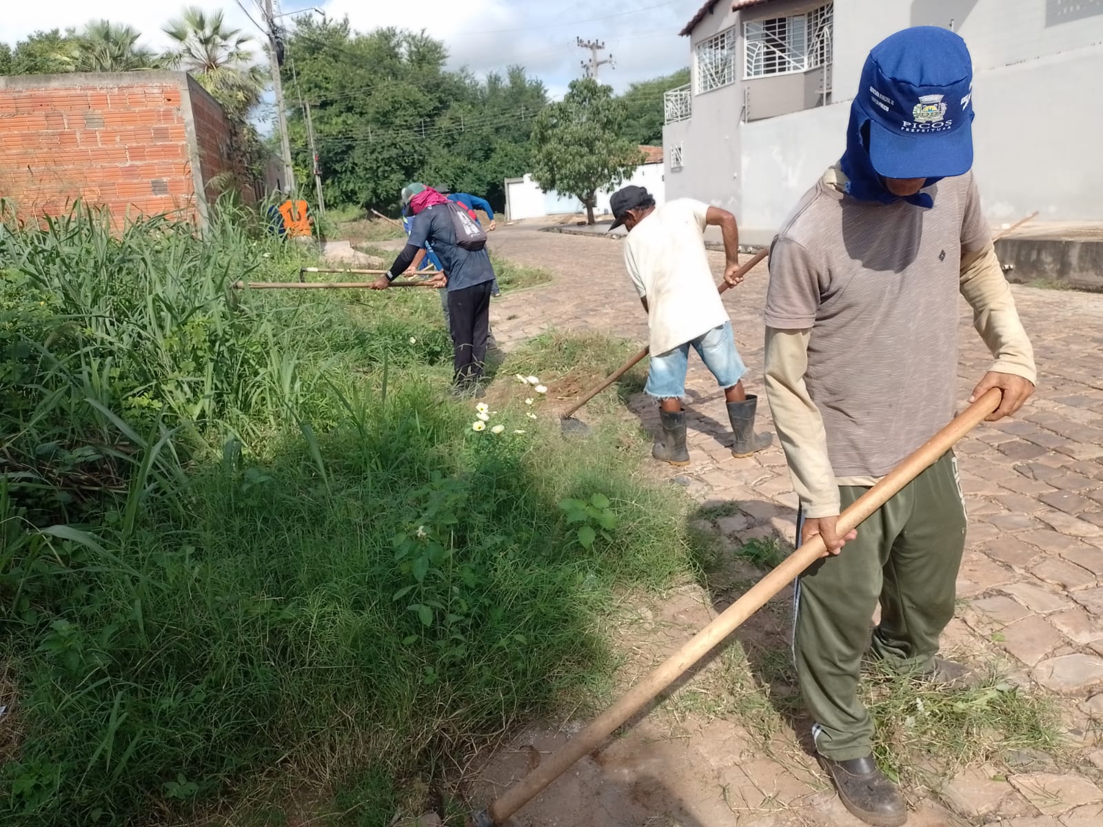 Prefeitura de Picos intensifica serviços de limpeza nos bairros