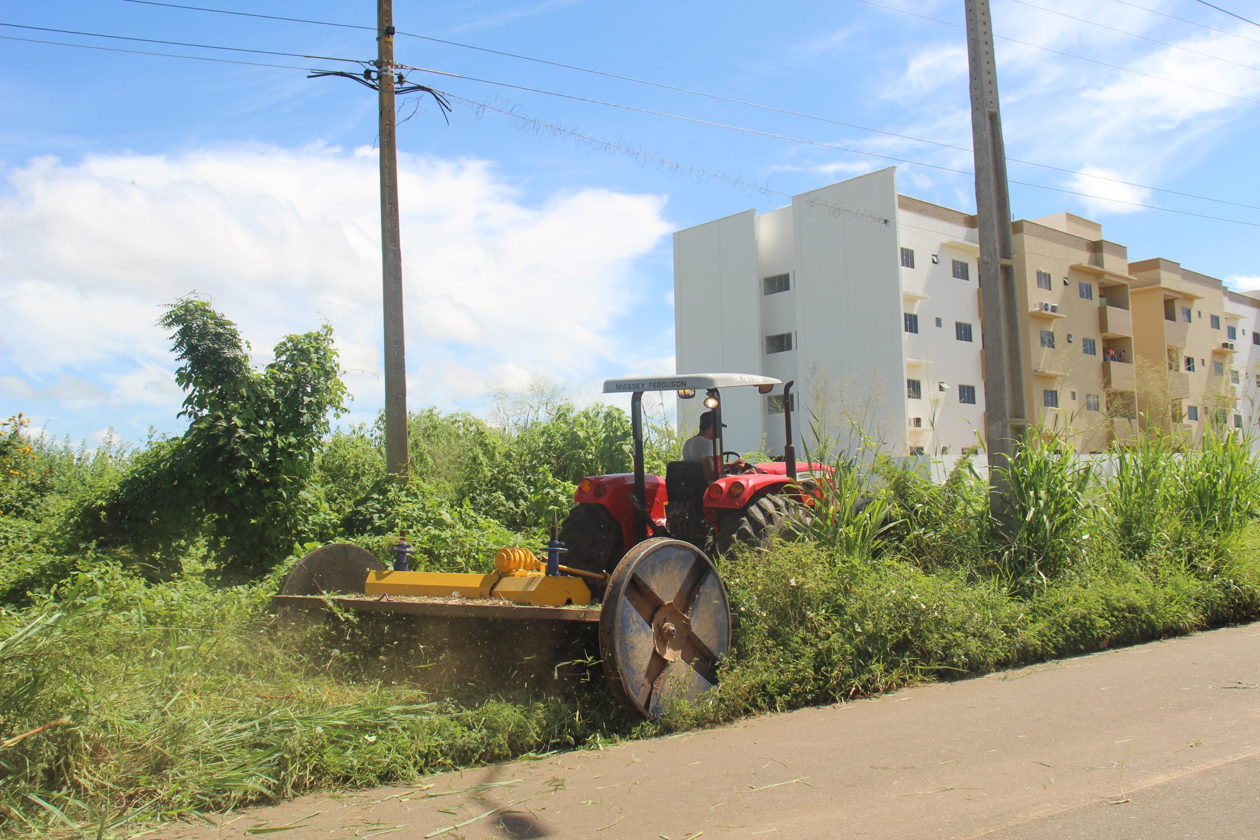 Prefeitura de Picos realiza abertura de ruas, estradas vicinais e serviços de roço no bairro Pantanal/Vila Serrana