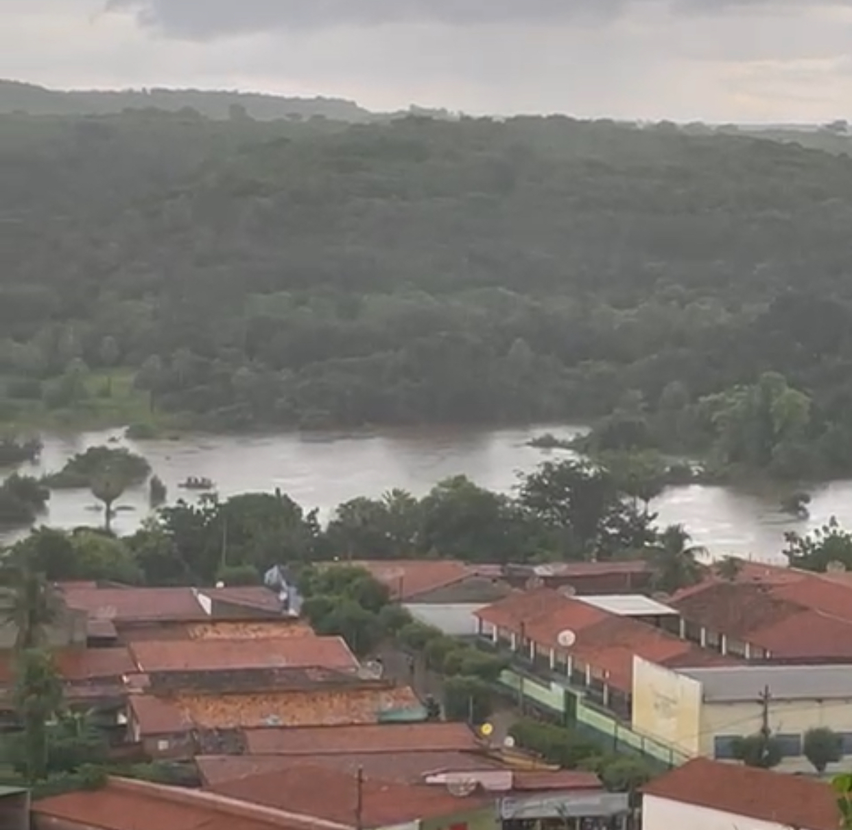 Nível de água do Rio Itaim aumenta e atinge ruas e residências em Itainópolis; Prefeitura decreta estado de emergência