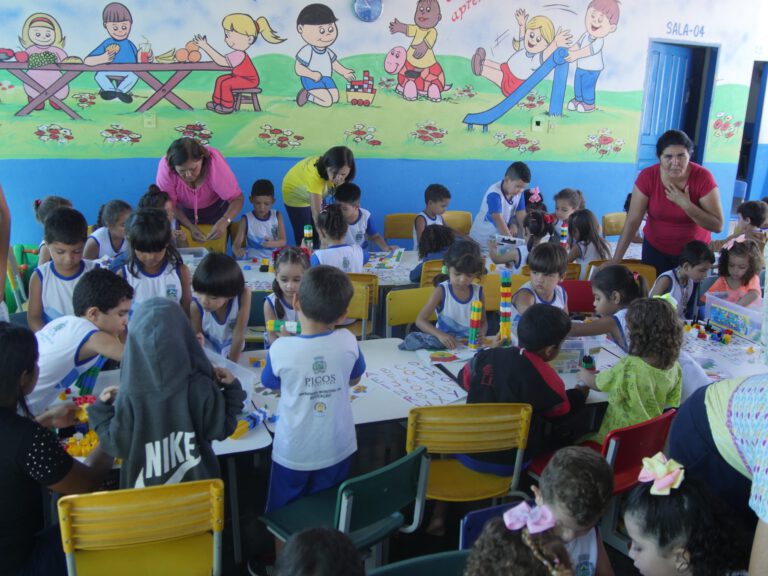 Prefeitura de Picos realiza entrega de Kits de Robótica para a Rede Infantil de Ensino do município
