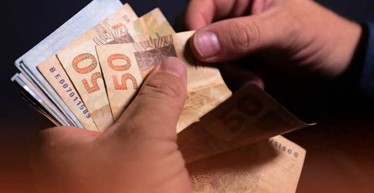Mais de 150 mil trabalhadores não sacaram abono do PIS/Pasep; veja como conferir