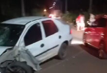 Colisão causada por carro que invadiu a pista contrária resulta em ferimentos graves para motociclista; motorista é detido pela polícia. Foto: Divulgação