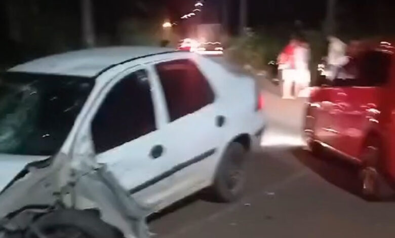 Colisão causada por carro que invadiu a pista contrária resulta em ferimentos graves para motociclista; motorista é detido pela polícia. Foto: Divulgação