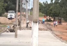 Moradores reclamam que os postes no meio da rua impossibilita a passagem de ônibus escolar. — Foto: TV Clube
