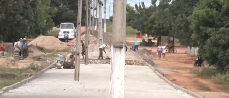 Moradores de Geminiano reclamam de postes no meio da rua que impedem passagem de ônibus escolar