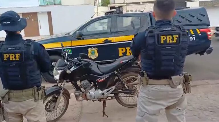 PRF recupera em Picos motocicleta com restrição de roubo/furto