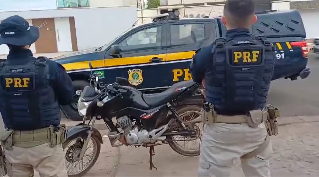 PRF recupera em Picos motocicleta com restrição de roubo/furto