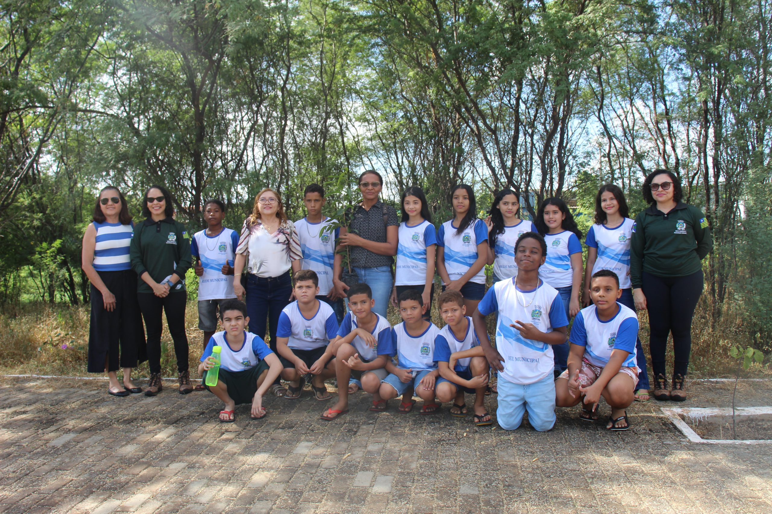 Prefeitura de Picos realiza plantio de mudas com alunos da escola municipal Justino Luz